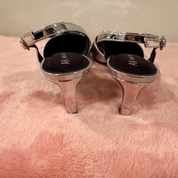 Anne Klein Metallic Silver Bernette Bow Pump heels /size 8.5 - Picture 7 of 8